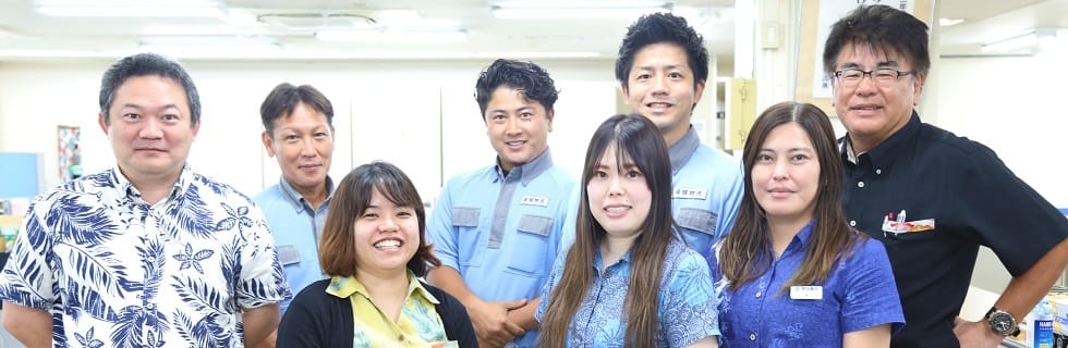 琉球物流で働くスタッフの集合写真